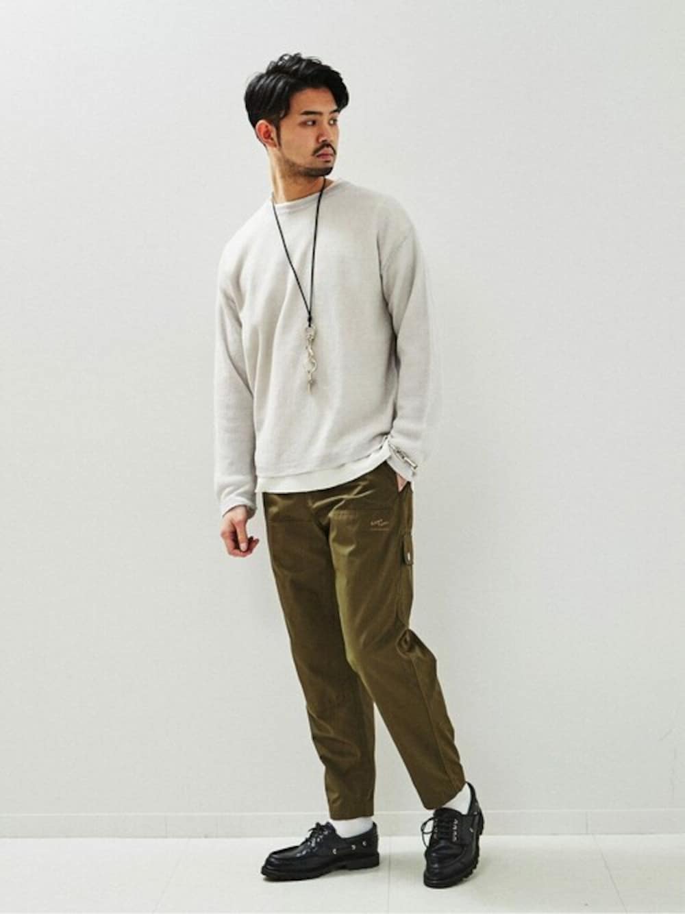 グリーン系のその他パンツ、ホワイト系のTシャツ/カットソー、ブラック系のモカシン/デッキシューズを着用したメンズの春コーディネートの1枚目の写真