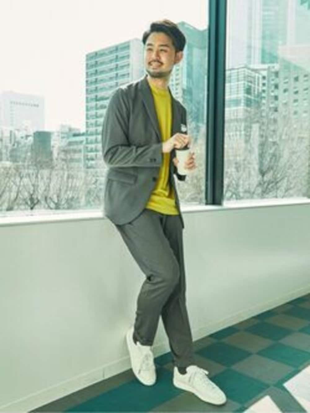 グレー系のテーラードジャケット、グレー系のスラックスを着用したメンズの春コーディネートの1枚目の写真