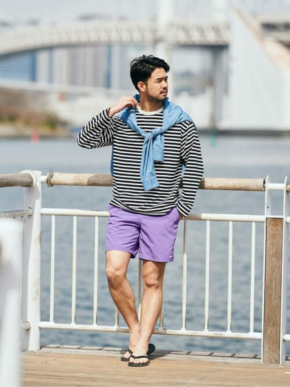 ブラック系のTシャツ/カットソー、パープル系のその他パンツを着用したメンズの春コーディネートの1枚目の写真