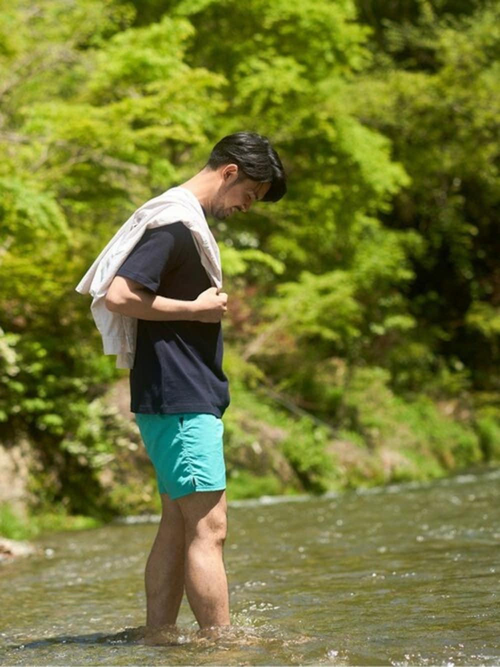 グリーン系のその他パンツ、グレー系のシャツ/ブラウスを着用したメンズの春コーディネートの1枚目の写真