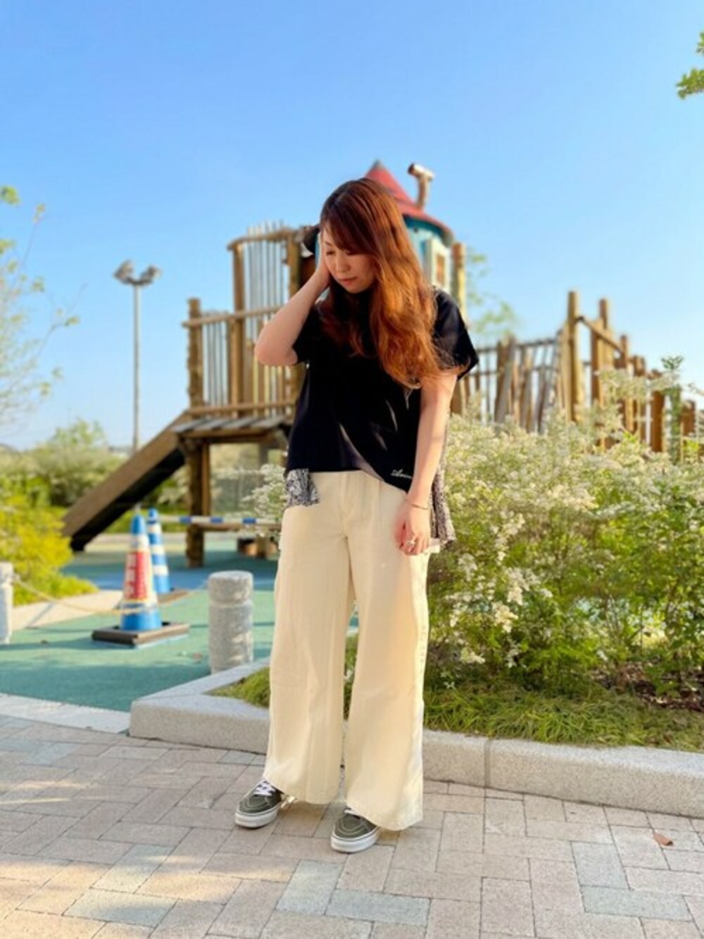 「Tシャツ、AVIREX、モノトーン、ワイドパンツ、ペイズリー、シンプルコーデ、カジュアルコーデ、オトナカジュアル、AVIREXBelle、ファッションの力を信じよう」｜「AVIREXの【直営店限定】PAISLEY MIX T-SHIRT/ ペイズリーミックスティーシャツ（Tシャツ/カットソー、ブラック系）」を使った、YUMIEさん（レディース・160cm）の春コーディネートの1枚目の写真