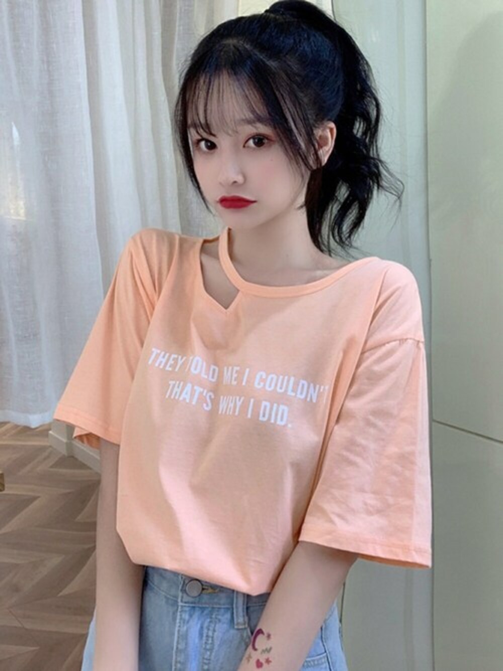 オレンジ系のTシャツ/カットソーを着用したレディースの夏コーディネートの1枚目の写真