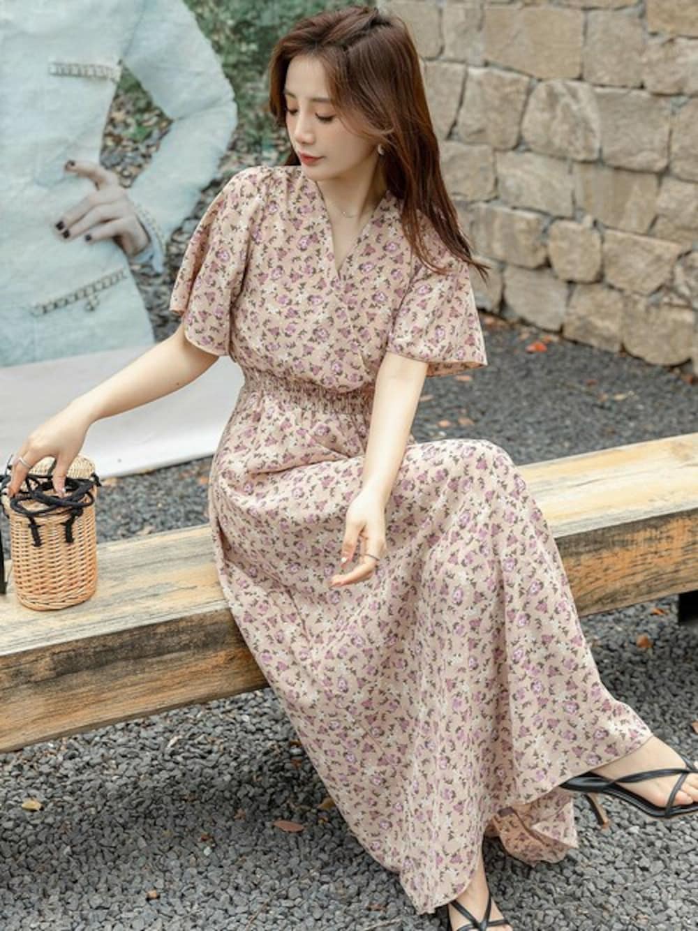 ブラウン系のワンピースを着用したレディースの秋コーディネートの1枚目の写真