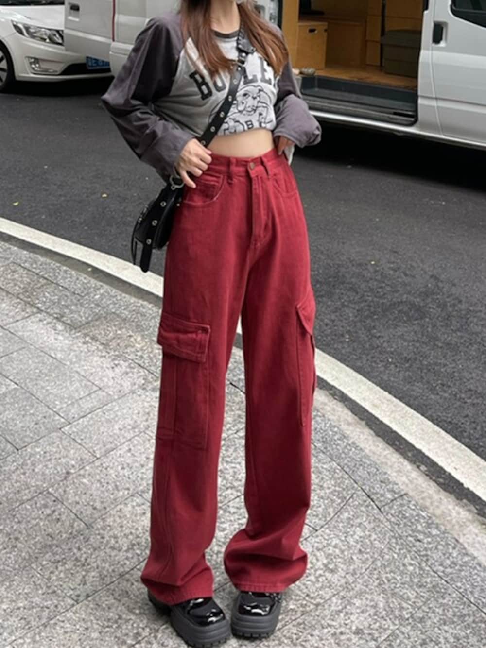 レッド系のデニムパンツを着用したレディースの秋コーディネートの1枚目の写真