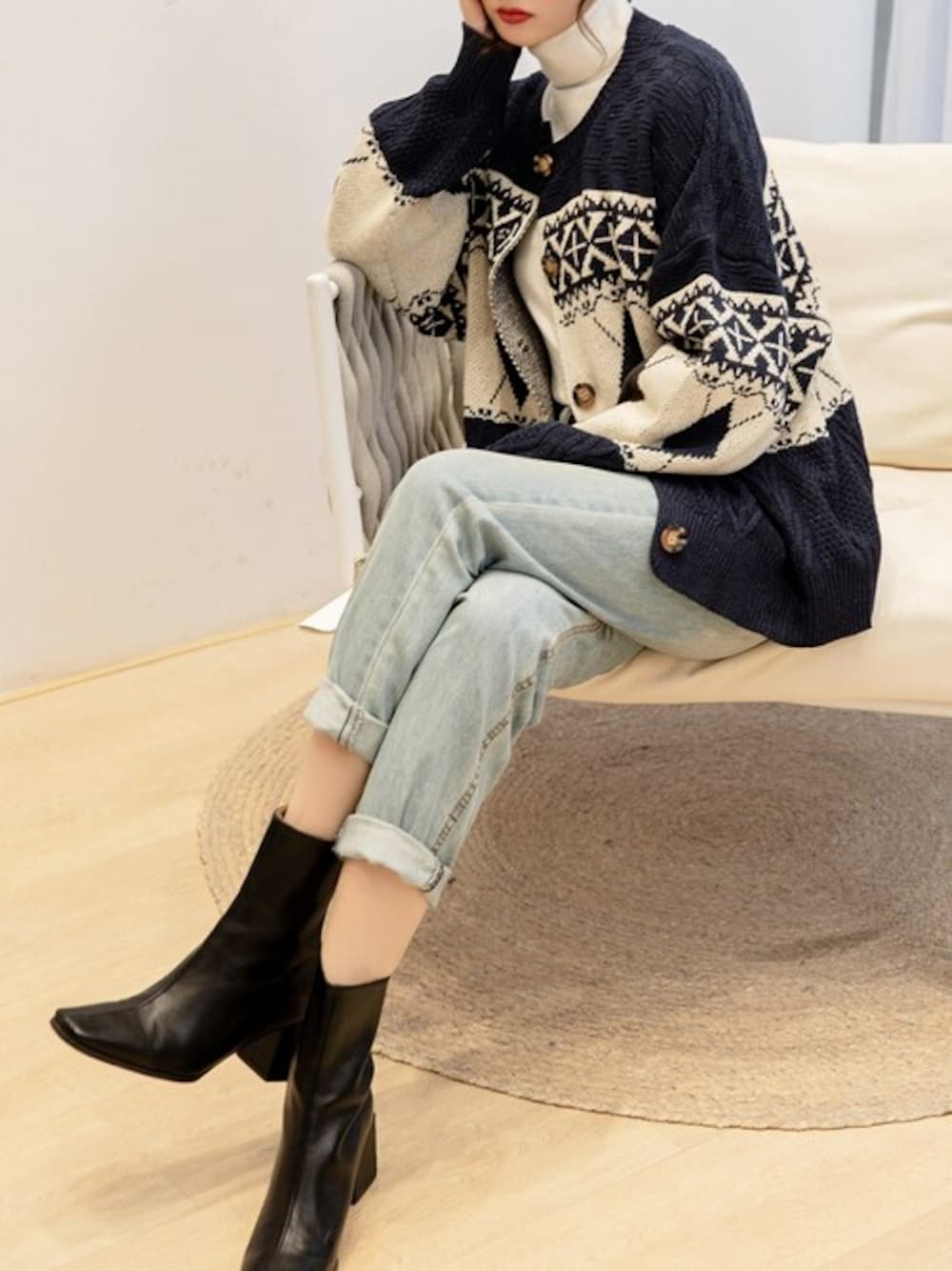 ブルー系のカーディガン/ボレロを着用したレディースの秋コーディネートの1枚目の写真