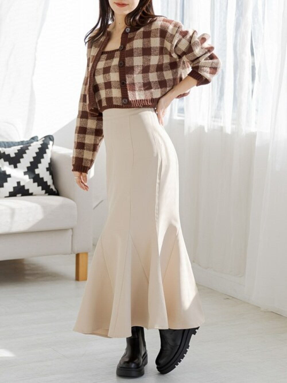 ブラウン系のカーディガン/ボレロ、ベージュ系のスカートを着用したレディースの冬コーディネートの1枚目の写真