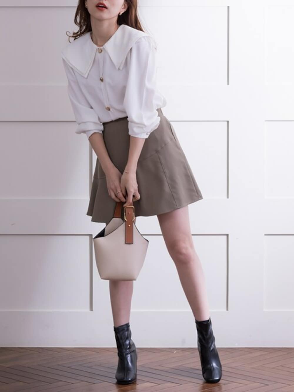 ホワイト系のシャツ/ブラウス、ベージュ系のスカートを着用したレディースの春コーディネートの1枚目の写真