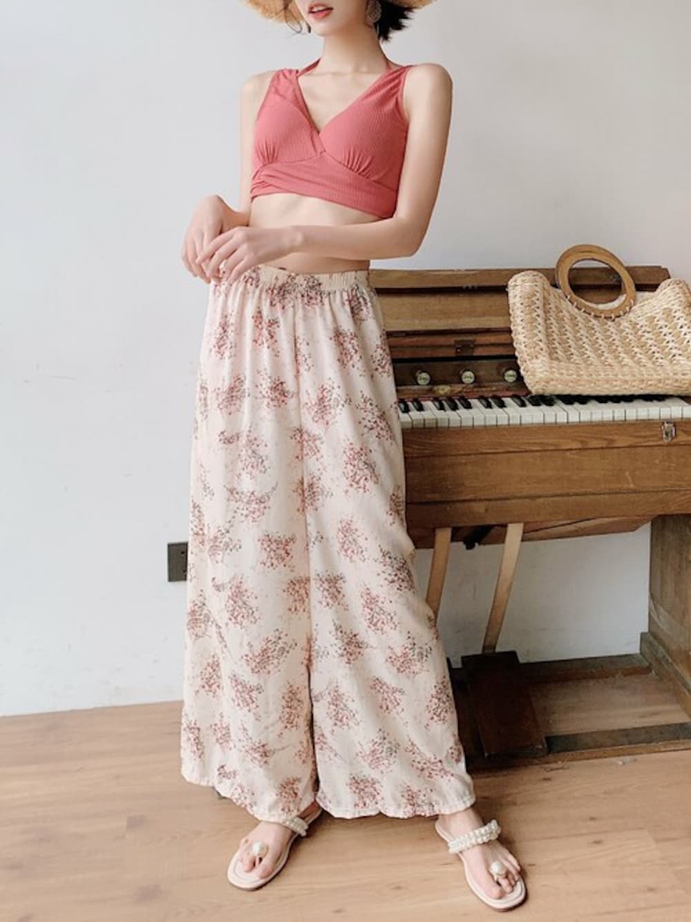 ピンク系の水着を着用したレディースの春コーディネートの1枚目の写真