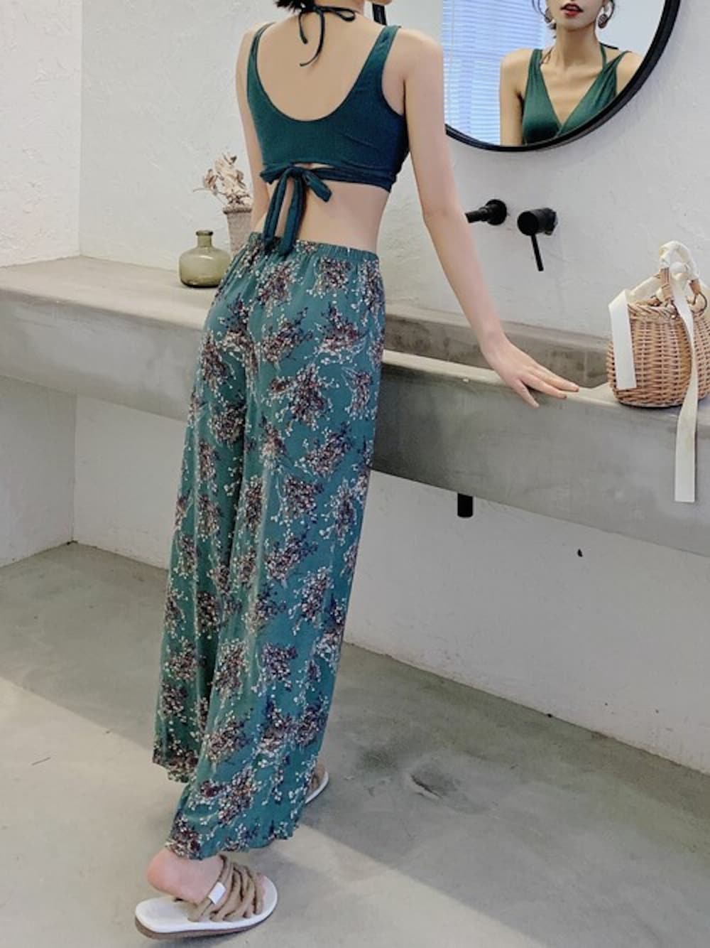 グリーン系の水着を着用したレディースの夏コーディネートの1枚目の写真