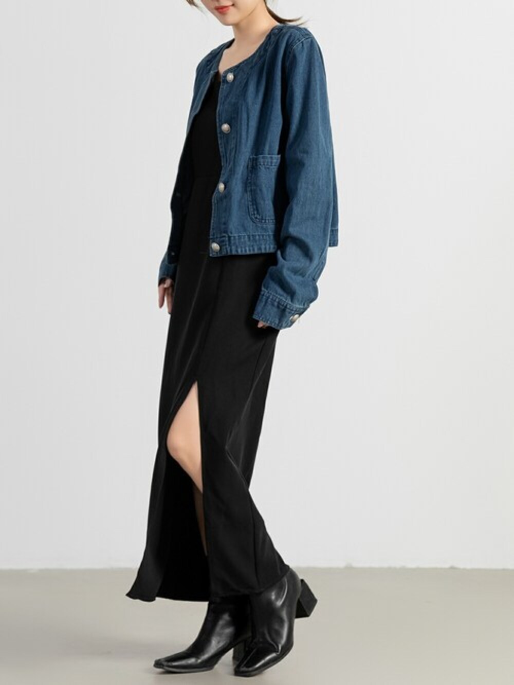 ブルー系のデニムジャケットを着用したレディースの秋コーディネートの1枚目の写真