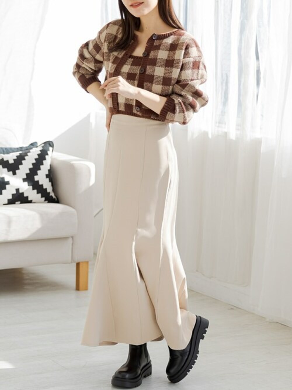 ブラウン系のカーディガン/ボレロ、ベージュ系のスカートを着用したレディースの秋コーディネートの1枚目の写真