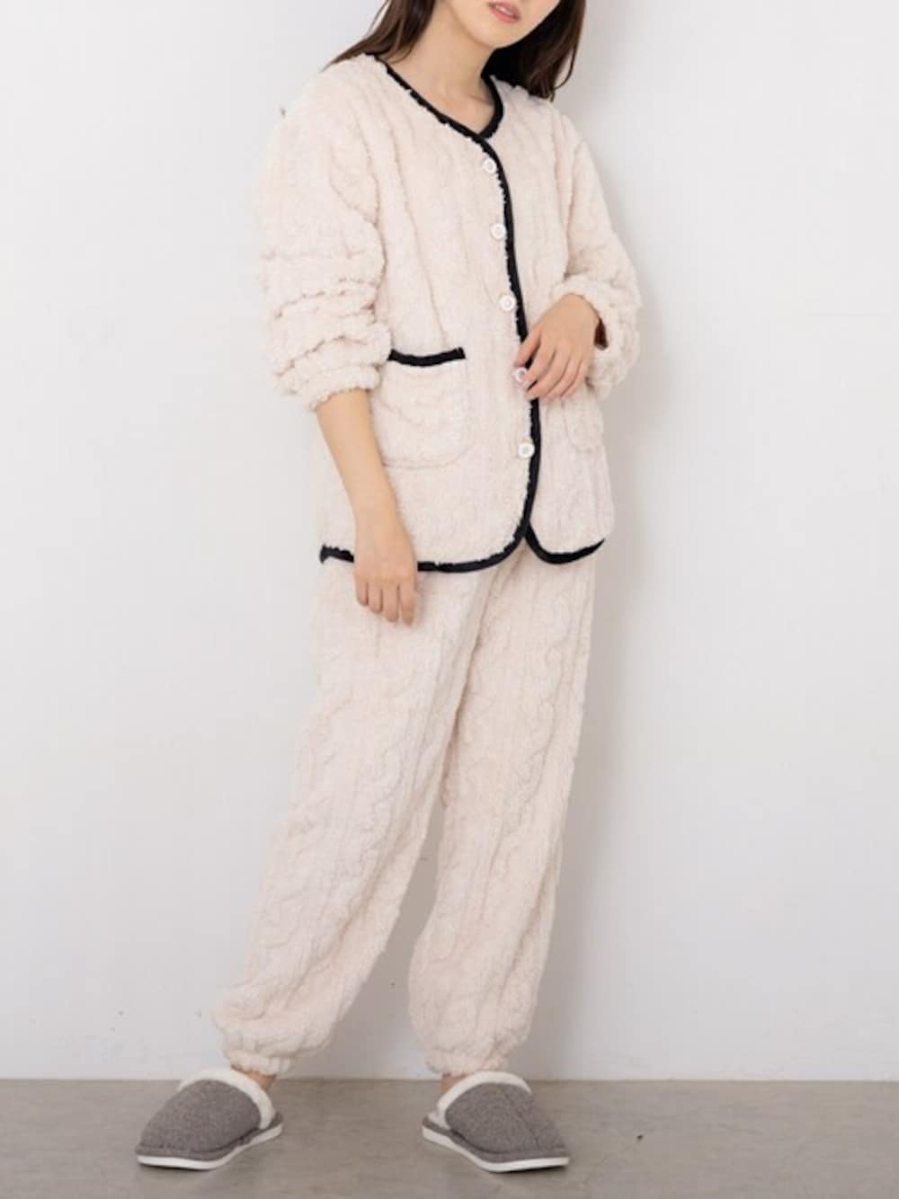 ホワイト系のルームウェア/パジャマ、グレー系のルームシューズ/スリッパを着用したレディースの秋コーディネートの1枚目の写真