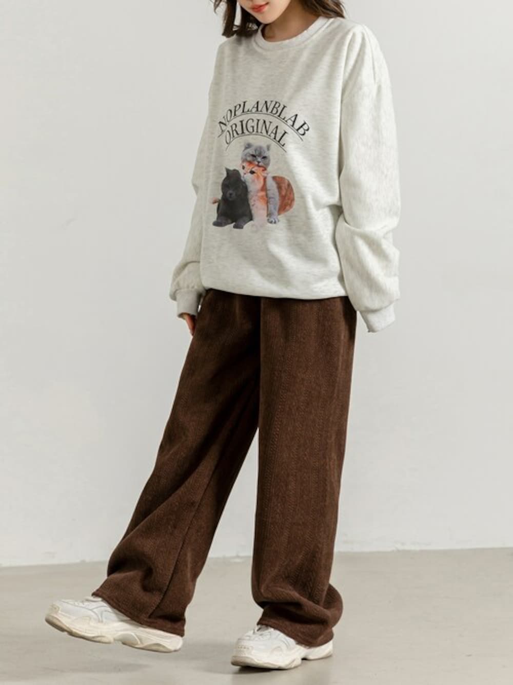 ブラウン系のその他パンツ、ベージュ系のスウェットを着用したレディースの冬コーディネートの1枚目の写真