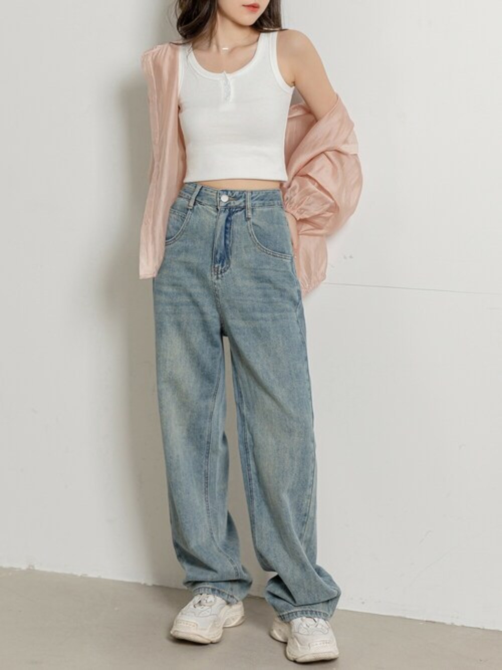 ピンク系のシャツ/ブラウス、ブルー系のデニムパンツ、ホワイト系のタンクトップを着用したレディースの春コーディネートの1枚目の写真