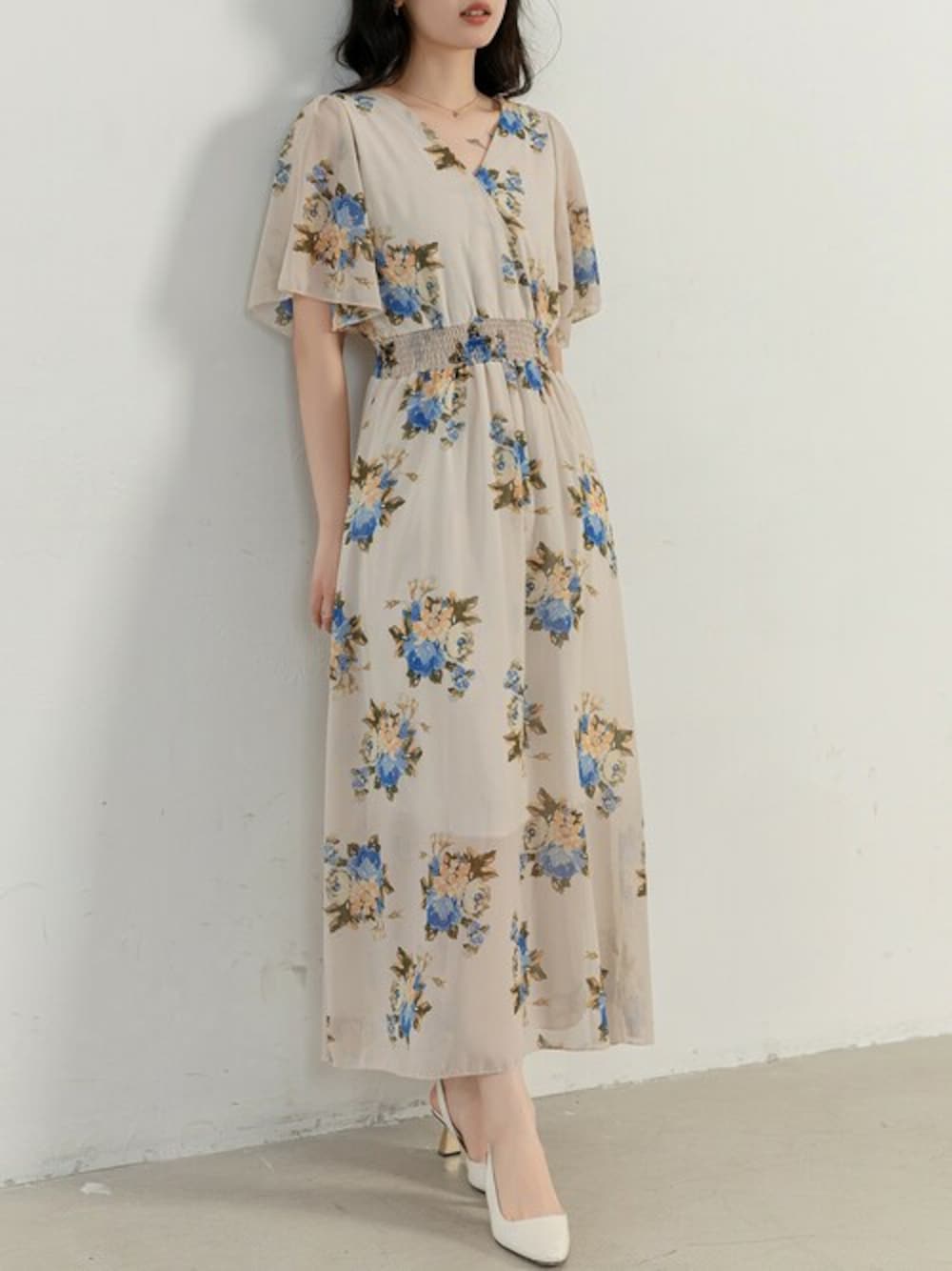 グレー系のワンピースを着用したレディースの春コーディネートの1枚目の写真