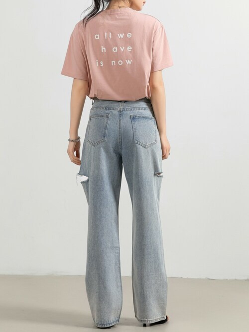 ピンク系のTシャツ/カットソーを着用したレディースの夏コーディネートの1枚目の写真