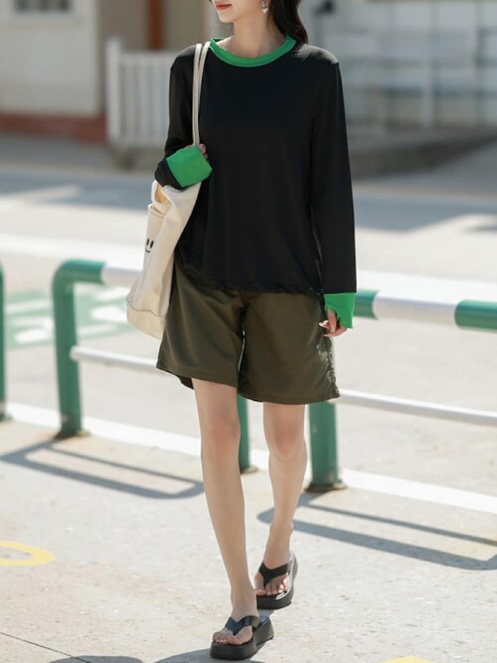 ブラック系の水着を着用したレディースの夏コーディネートの1枚目の写真