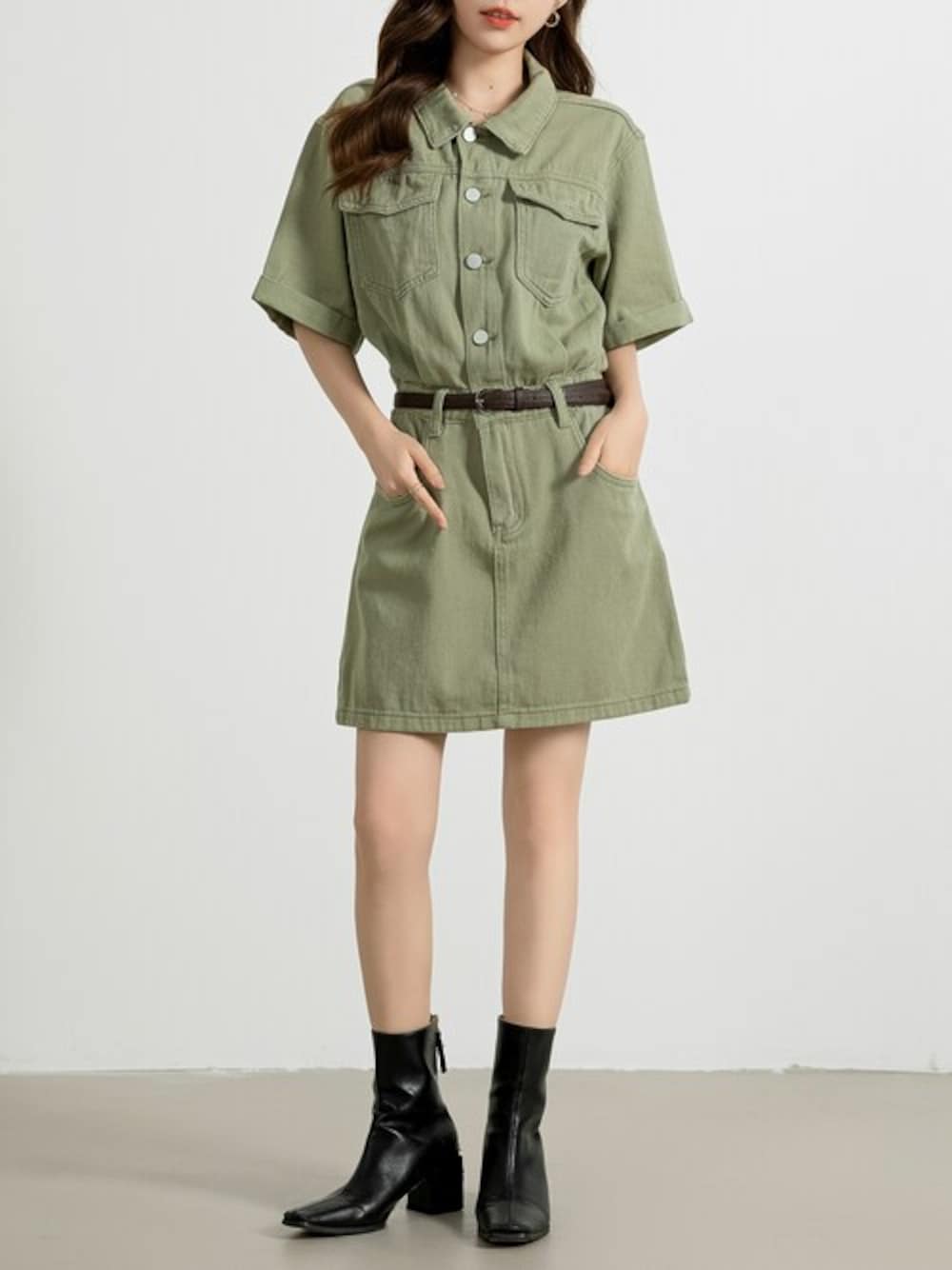 グリーン系のワンピースを着用したレディースの秋コーディネートの1枚目の写真