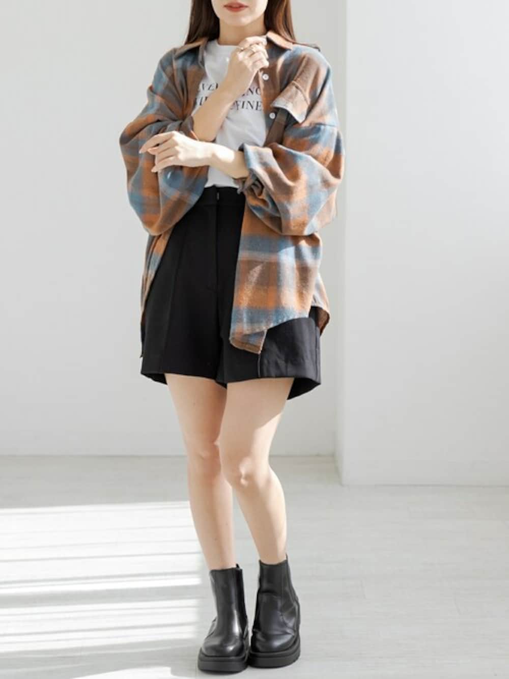 ブラウン系のシャツ/ブラウス、ホワイト系のTシャツ/カットソーを着用したレディースの秋コーディネートの1枚目の写真