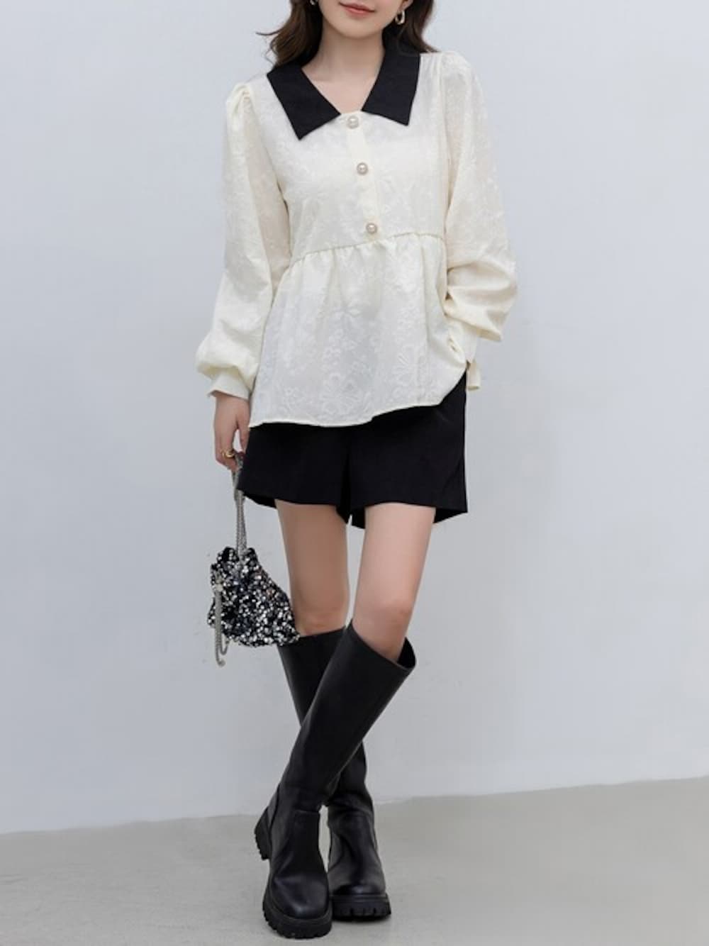 ホワイト系のシャツ/ブラウスを着用したレディースの秋コーディネートの1枚目の写真