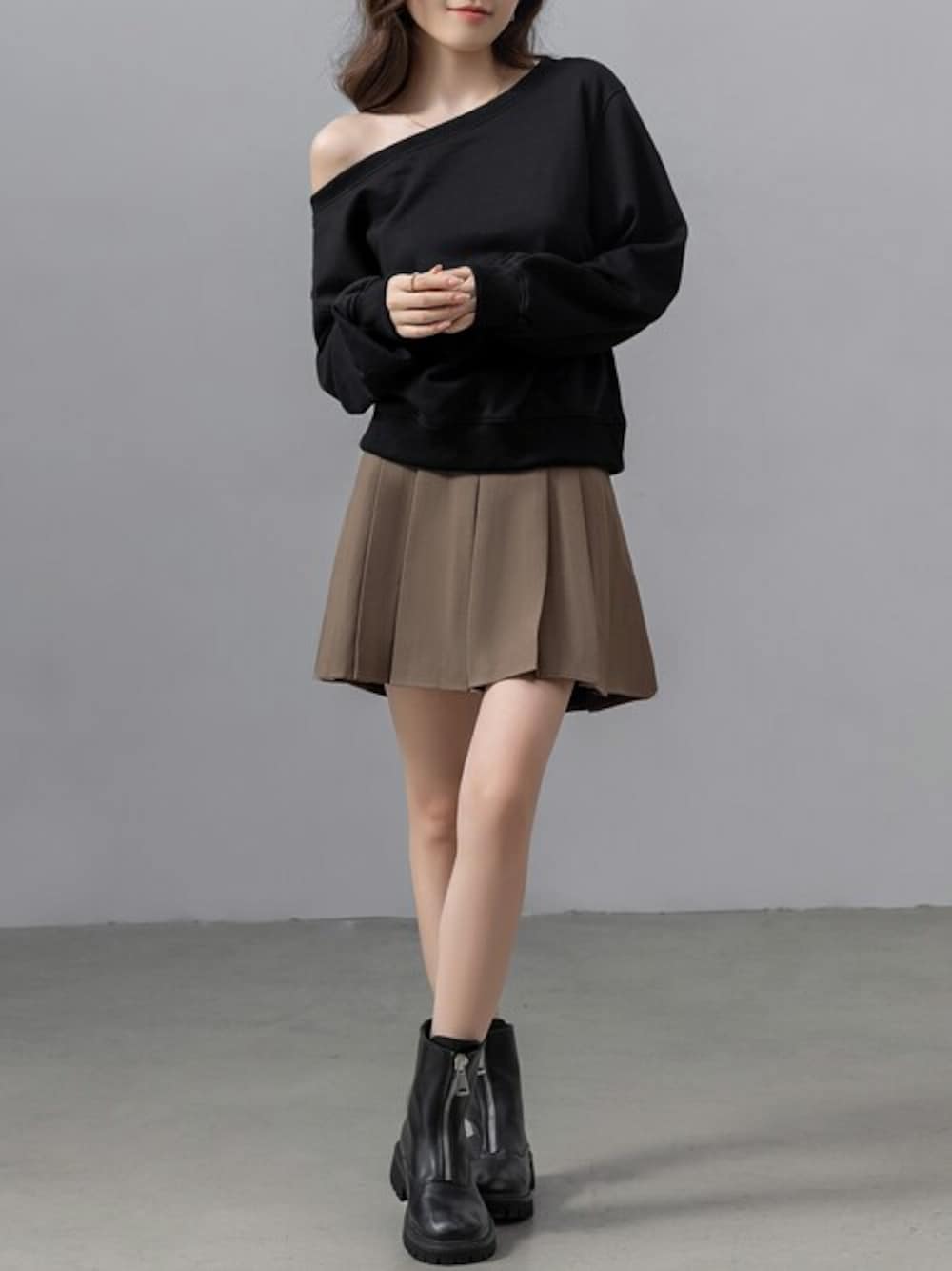 ブラック系のスウェットを着用したレディースの秋コーディネートの1枚目の写真