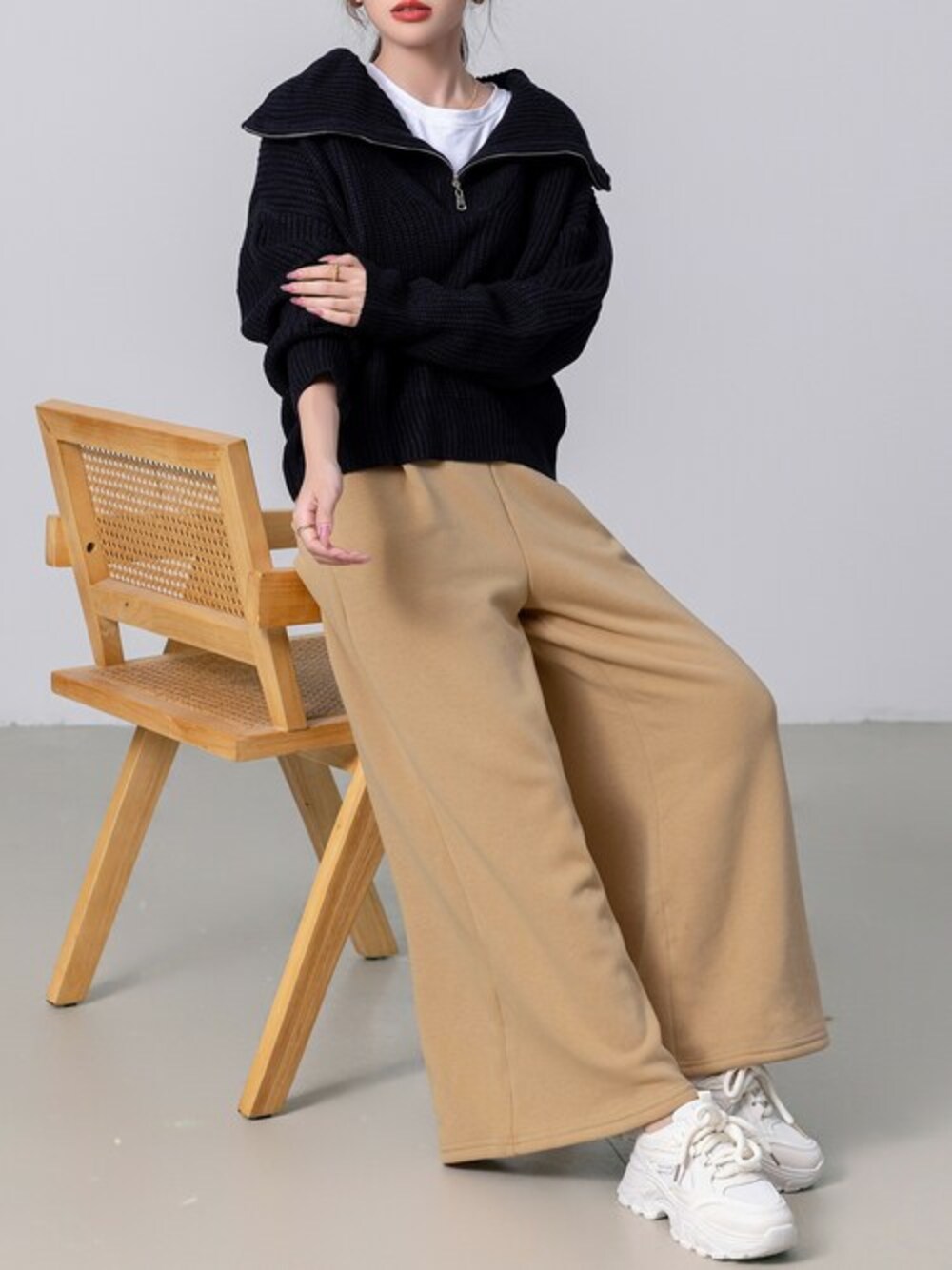 ベージュ系のスウェットパンツ、ブラック系のニット/セーターを着用したレディースの秋コーディネートの1枚目の写真