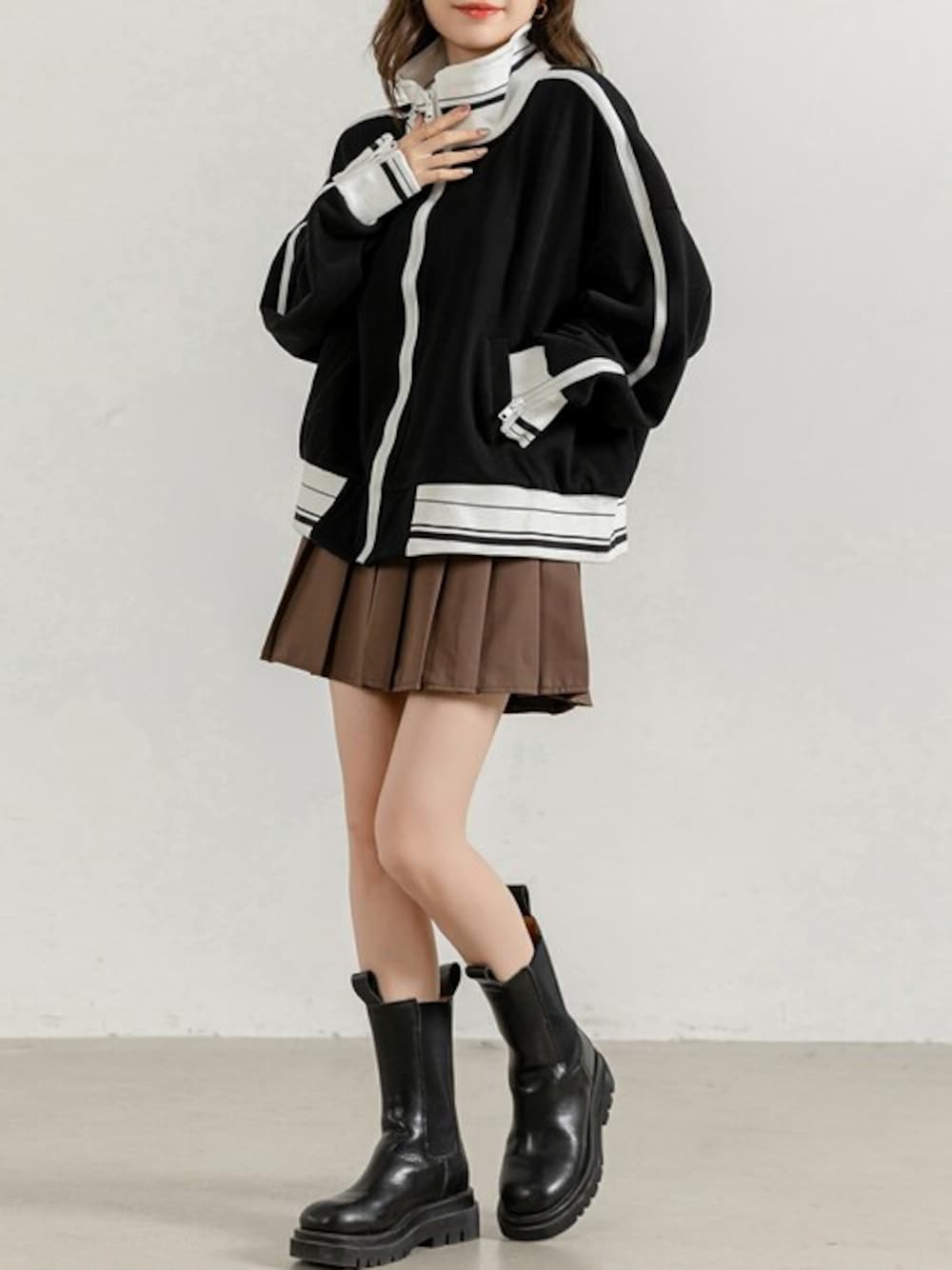 ブラック系のスウェット、ブラウン系のスカートを着用したレディースの冬コーディネートの1枚目の写真