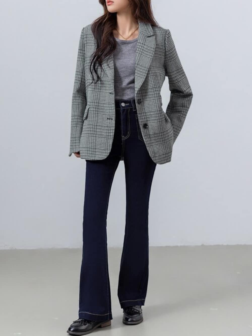 グレー系のテーラードジャケット、ブルー系のデニムパンツを着用したレディースの冬コーディネートの1枚目の写真