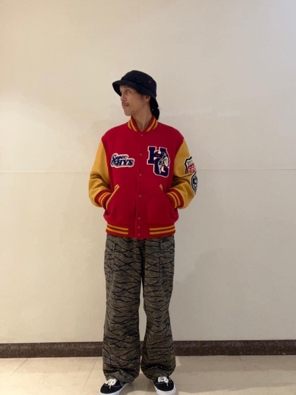 「ヒステリックグラマー、HYSTERIC GLAMOUR」｜「HYSTERIC GLAMOURのMOTOR CITY FEVER スタジャン（スタジャン、レッド系）」を使った、hyshmt01さん（メンズ・171cm）の秋コーディネートの1枚目の写真