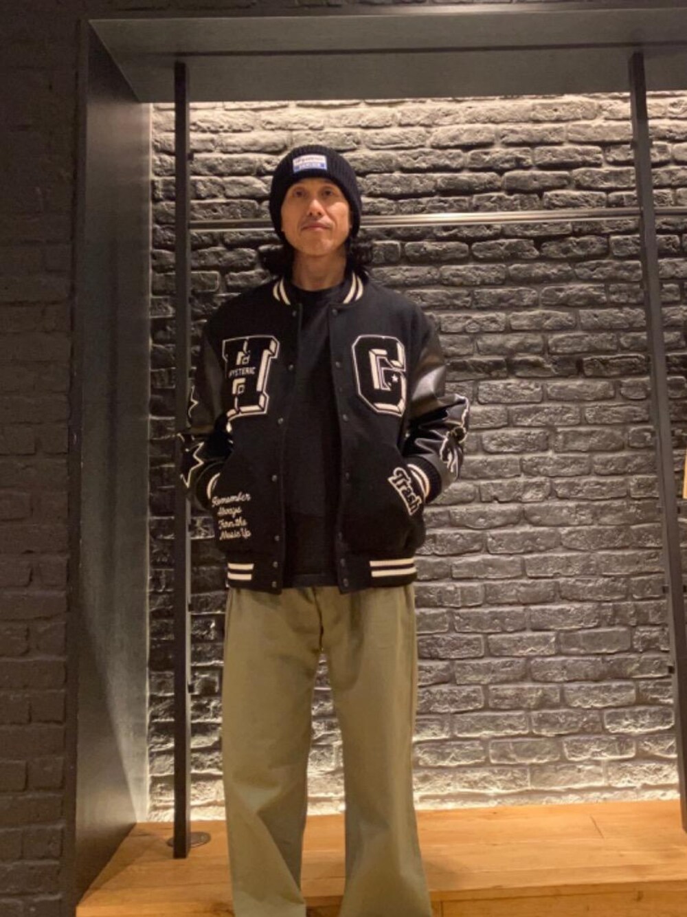「ヒステリックグラマー、HYSTERIC GLAMOUR」｜「HYSTERIC GLAMOURのルーズストレートパンツ（その他パンツ、グリーン系）」を使った、hyshmt01さん（メンズ・171cm）の冬コーディネートの1枚目の写真