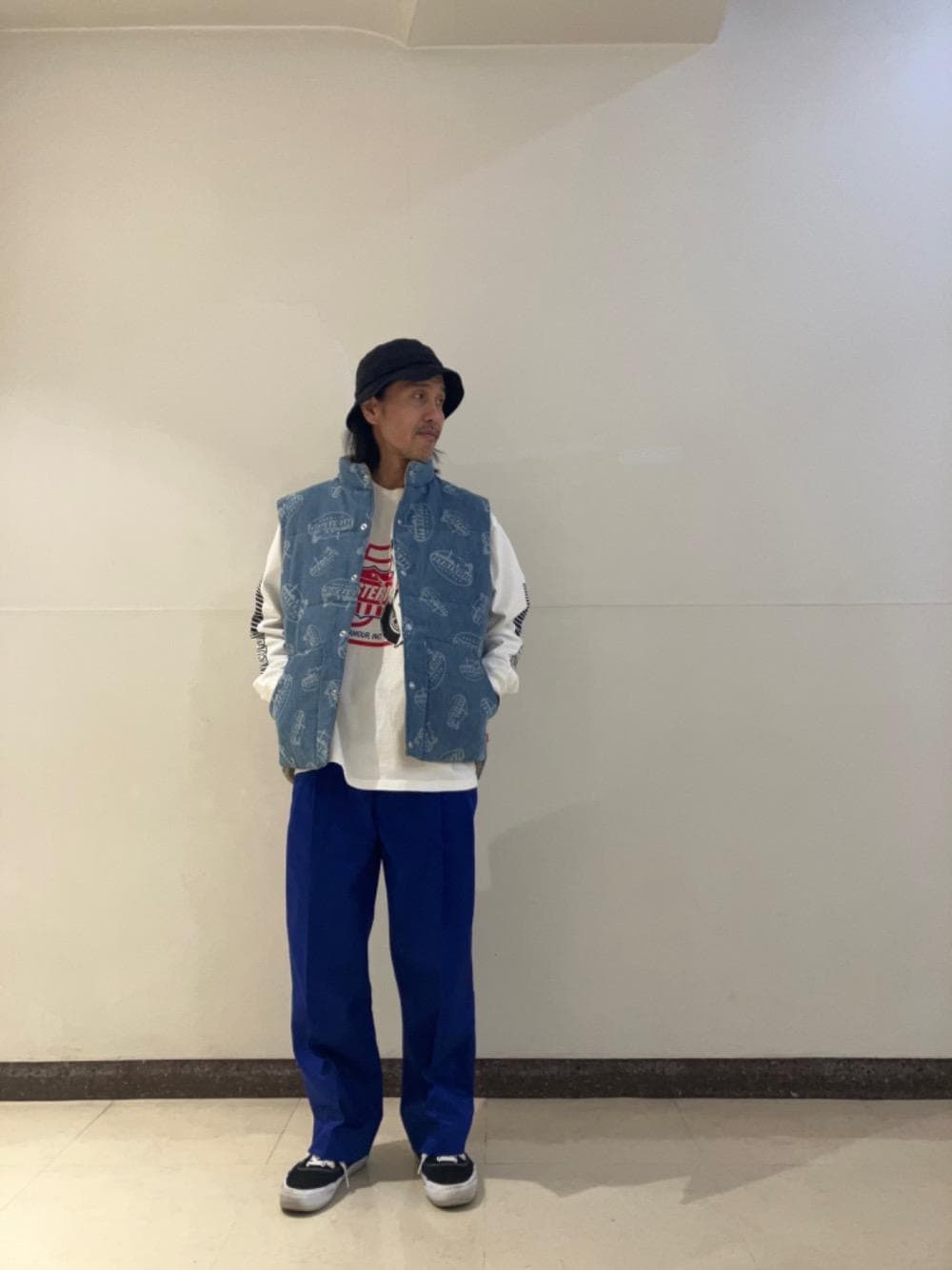 「ヒステリックグラマー、HYSTERIC GLAMOUR」｜「HYSTERIC GLAMOURの1タック ワイドチノパンツ（チノパンツ、ブルー系）」を使った、hyshmt01さん（メンズ・171cm）の冬コーディネートの1枚目の写真