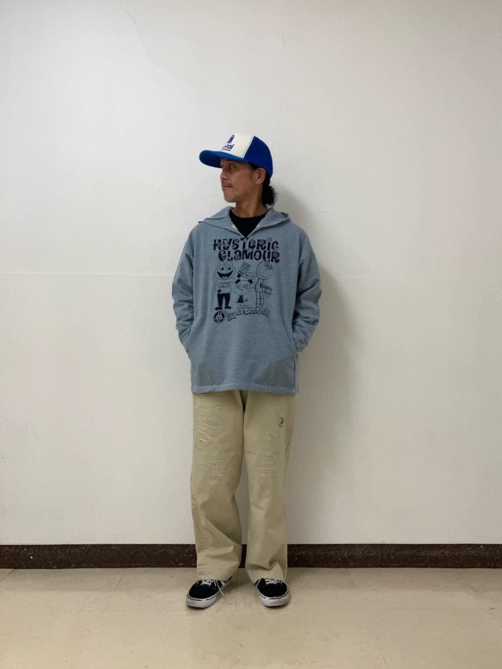 ブルー系のパーカー、ブルー系のキャップを着用したメンズの秋コーディネートの1枚目の写真