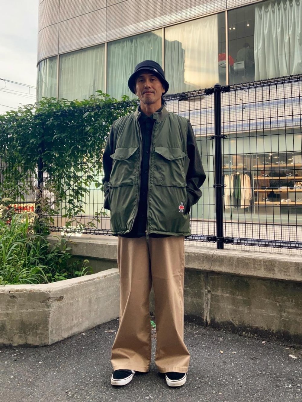 ベージュ系のその他パンツ、グリーン系のシャツ/ブラウス、ブラック系のハットを着用したメンズの秋コーディネートの1枚目の写真