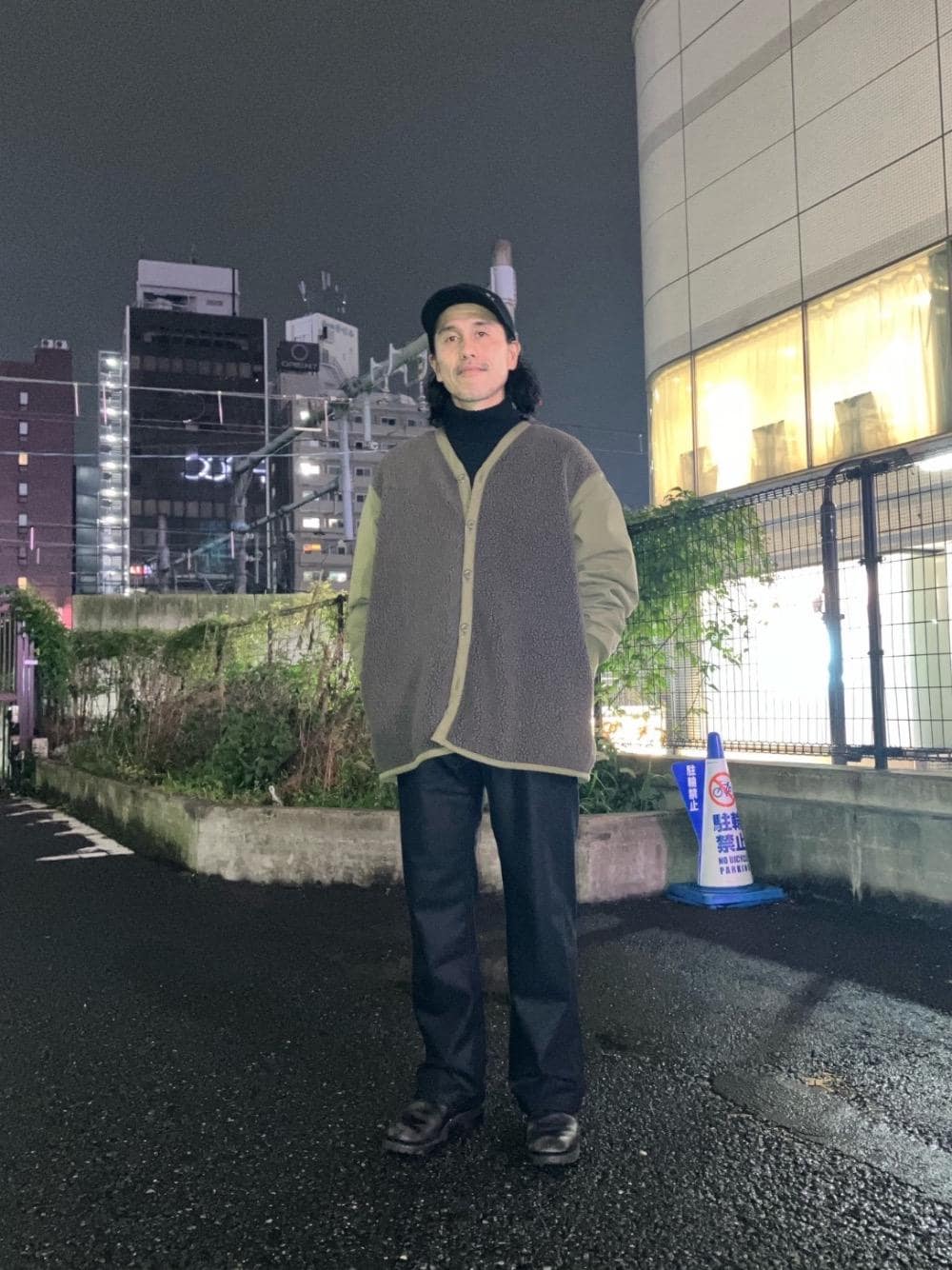 ブラック系のニット/セーター、ブラック系のその他パンツ、グリーン系のブルゾンを着用したメンズの秋コーディネートの1枚目の写真