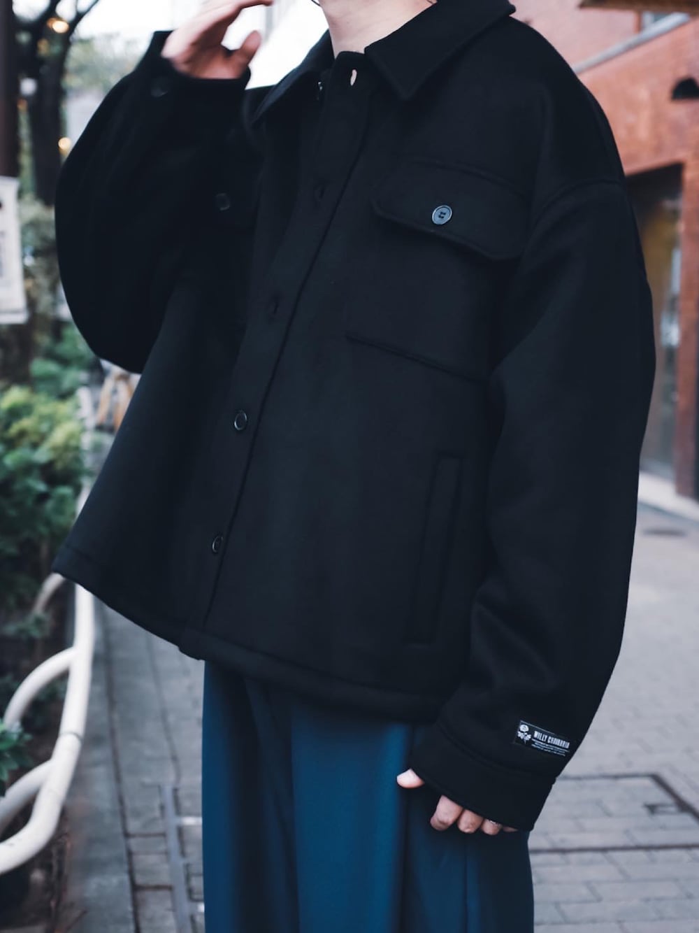 「WILLY CHAVARRIA、communitycentertokyobranch、シンプルコーデ、オーバーサイズ、ビッグシルエット、アウター、シンプル、カジュアル、秋のコーデ、黒、レイヤードスタイル、ワイドパンツ、スラックス、シンプルスタイル、冬コーデ」｜「VANSのアイテム（スリッポン、ブラック系）」を使った、UCHIDAさん（メンズ・175cm）の秋コーディネートの1枚目の写真