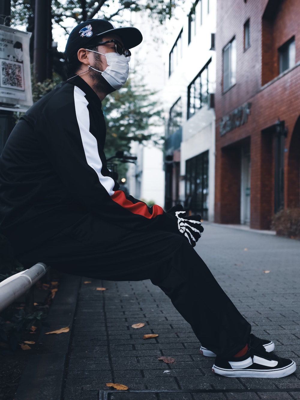 「WILLY CHAVARRIA、VANS、セットアップ、トラックパンツ、トラックジャケット、ジャージ、communitycentertokyobranch、サングラス、キャップ、フレアパンツ、オーバーサイズ、ビッグシルエット、だから秋服が好き、秋コーデ、ゆるコーデ」｜「VANSのアイテム（スニーカー、ブラック系）」を使った、UCHIDAさん（メンズ・175cm）の秋コーディネートの1枚目の写真