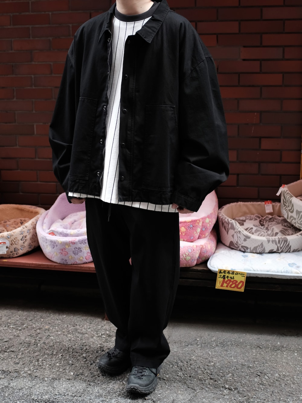 「WILLY CHAVARRIA、communitycentertokyobranch、セットアップ、ブラック、ストライプ、ワイドパンツ、オーバーサイズ、ビッグシルエット、モノトーン、シンプルコーデ、Tシャツ、レイヤードスタイル、春コーデ、セットアップスタイル、HOKAONEONE」｜「HOKAのアイテム（バレエシューズ、ブラック系）」を使った、UCHIDAさん（メンズ・175cm）の春コーディネートの1枚目の写真