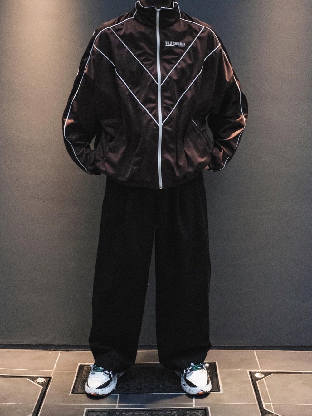 「WILLY CHAVARRIA、communitycentertokyobranch、Maison Margiela、秋ルック紹介するよ、トラックジャケット、ジャージ、チノパン、ブラウン、ブラック、秋のコーデ、ワイドパンツ、ビッグシルエット、白スニーカー、カジュアルコーデ、秋カラー」｜「Maison Margielaのアイテム（スニーカー、ホワイト系）」を使った、UCHIDAさん（メンズ・175cm）の秋コーディネートの1枚目の写真