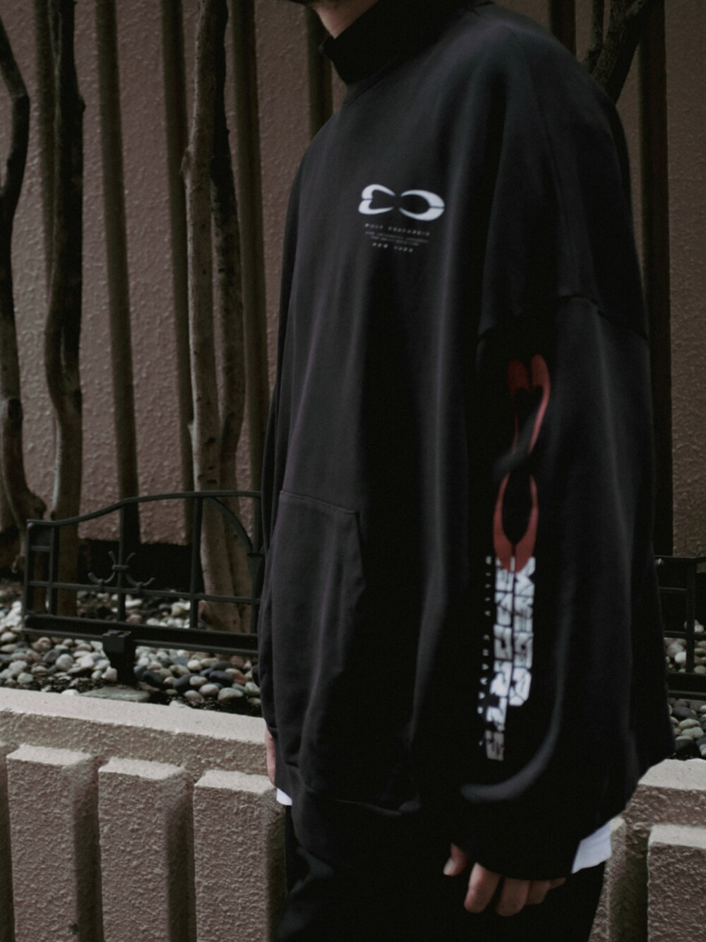 「WILLY CHAVARRIA、communitycentertokyobranch、だから秋服が好き、シンプル、休日スタイル、ビッグシルエット、オーバーサイズ、袖プリント、モックネック、カジュアルコーデ、リラックススタイル、きれいめカジュアル、スウェット、プリント、秋服」｜「VANSのアイテム（スリッポン、ブラック系）」を使った、UCHIDAさん（メンズ・175cm）の秋コーディネートの1枚目の写真