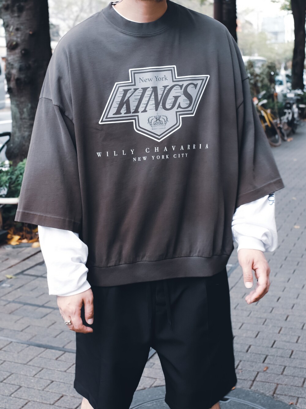 「WILLY CHAVARRIA、秋のコーデ、グレー、シンプルコーデ、オーバーサイズ、ビッグシルエット、ロンT、レイヤードスタイル、Tシャツ、カジュアル、ワイドパンツ、ゆるコーデ、秋服準備はじめました、モード、秋トレンド2021」｜「VANSのアイテム（スリッポン、ブラック系）」を使った、UCHIDAさん（メンズ・175cm）の秋コーディネートの1枚目の写真