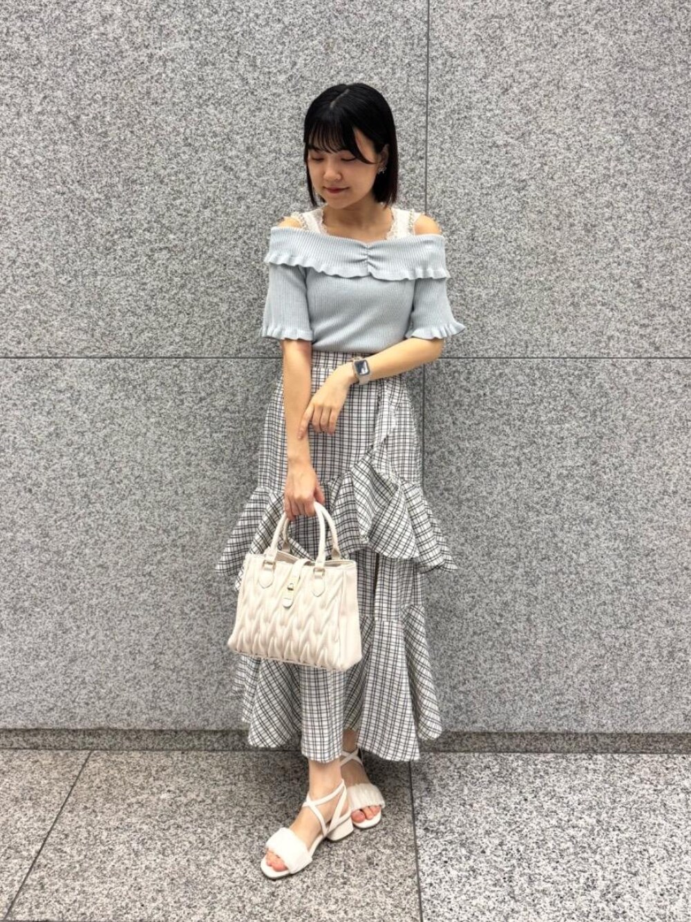 「デート、MAJESTIC LEGON、マジェスティックレゴン、寒色コーデ、大人ファッション、骨格ストレート、イエベ春、推し活、フェミニン 」｜「MAJESTIC LEGONの【お気に入り20,000件超え/高レビュー★★★★★】クラシカルスクエアハンドバッグ（ショルダーバッグ、ホワイト系）」を使った、ゆうたんさん（レディース・160cm）の夏コーディネートの1枚目の写真