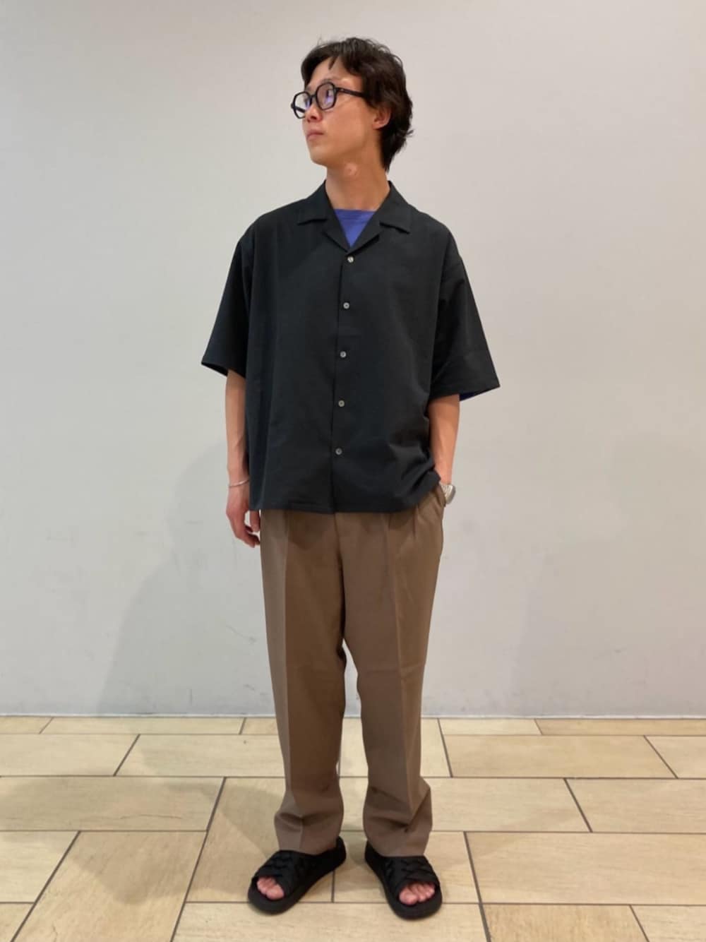 ブラック系のサンダル、ブラック系のシャツ/ブラウス、ブラウン系のスラックスを着用したメンズの春コーディネートの1枚目の写真