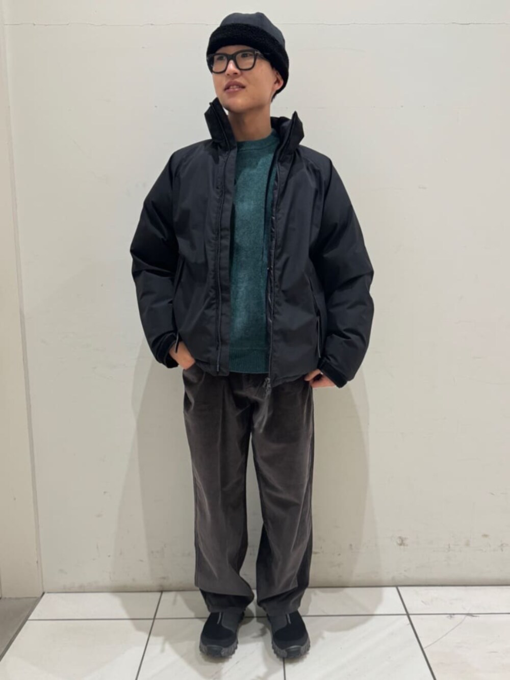「ダウンジャケット、カジュアル、冬コーデ、シンプルコーデ、オトナカジュアル」｜「417 EDIFICEの360 / three sixty OG Baggy Fit 5 Pocket Cord Trousers（スラックス、グレー系）」を使った、417 officialさん（メンズ・171cm）の冬コーディネートの1枚目の写真