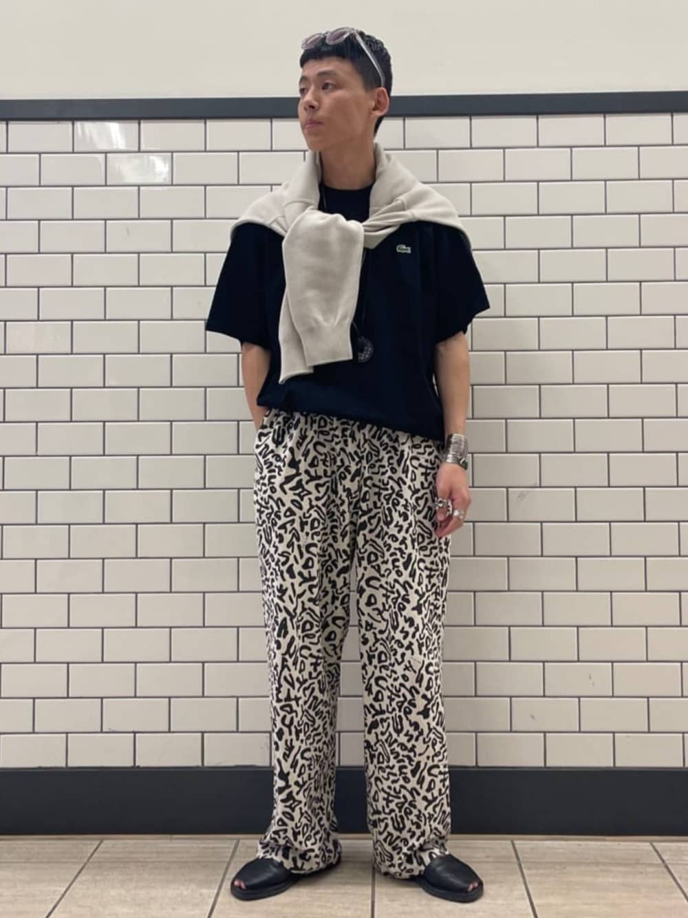 ブラック系のTシャツ/カットソー、ホワイト系のその他パンツを着用したメンズの春コーディネートの1枚目の写真