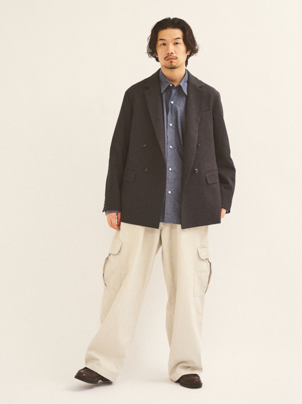 ブラウン系のローファー、ブルー系のシャツ/ブラウスを着用したメンズの秋コーディネートの1枚目の写真