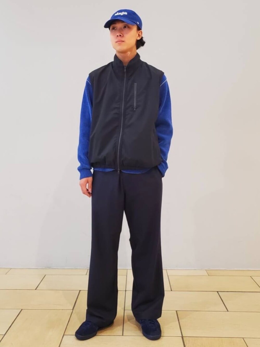 「ベスト、モールニット、Dickies、ストレートパンツ、キャップ、スニーカー、メンズファッション、レイヤードスタイル、ブルー、秋コーデ」｜「417 EDIFICEの”DRY TECH” VEST / ベスト（ベスト、ブルー系）」を使った、417 officialさん（メンズ・172cm）の秋コーディネートの1枚目の写真