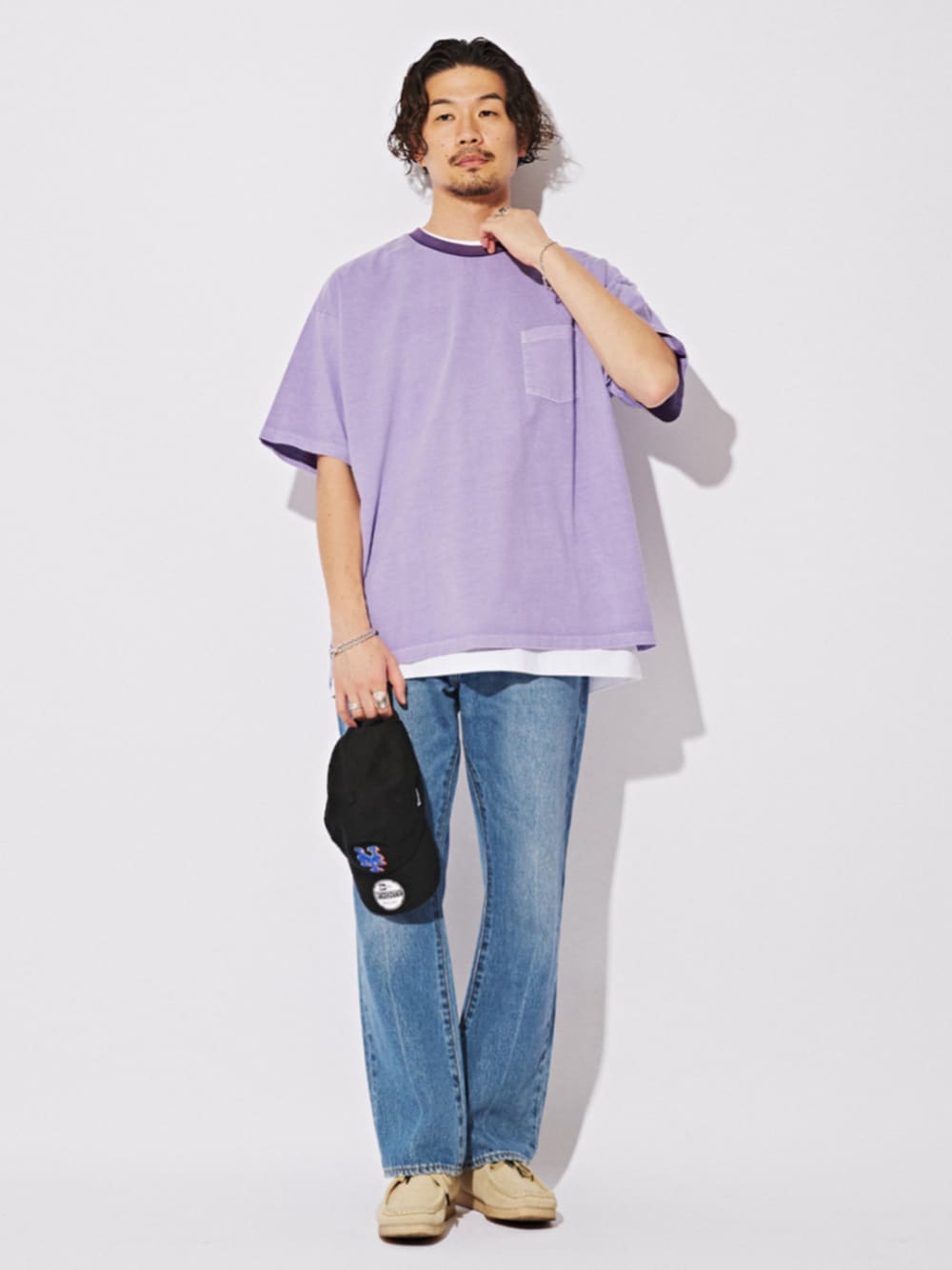 ブルー系のデニムパンツ、パープル系のTシャツ/カットソー、ブラック系のキャップを着用したメンズの夏コーディネートの1枚目の写真