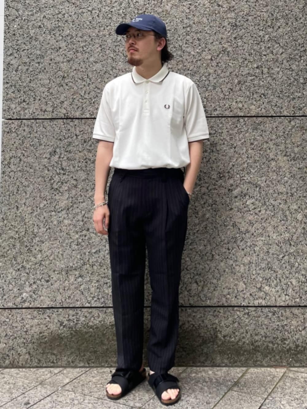 「FRED PERRY、ポロシャツ、イージーパンツ、キャップ、birkenstock、サンダル、メンズファッション、夏コーデ、モノトーン、デートコーデ、スラックス、カジュアルコーデ」｜「417 EDIFICEの【OFR】 SLOBE/417別注 Cap（キャップ、ブルー系）」を使った、417 officialさん（メンズ・174cm）の夏コーディネートの1枚目の写真