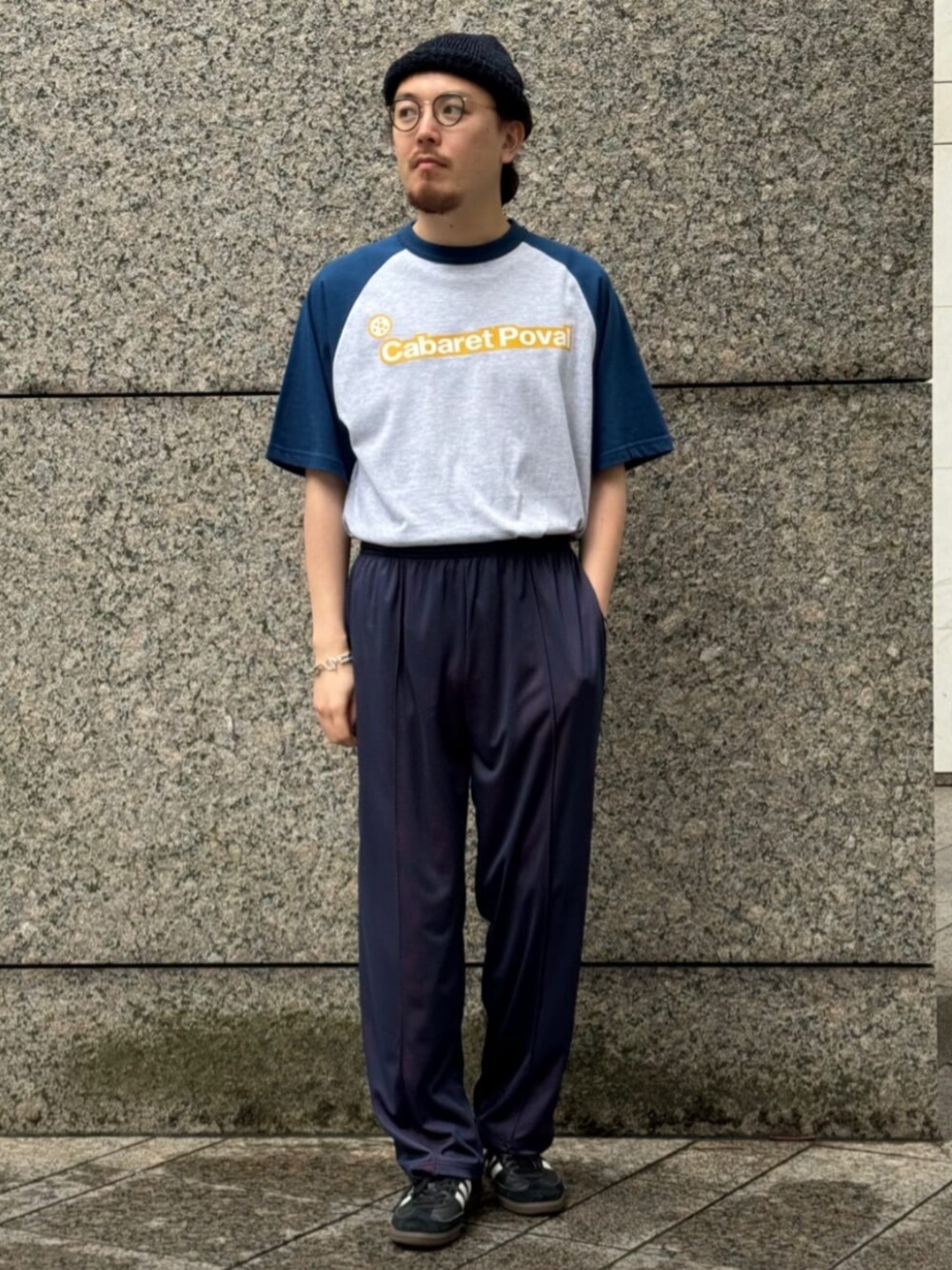 その他のTシャツ/カットソー、ブルー系のスラックス、ブルー系のニットキャップ/ビーニーを着用したメンズの夏コーディネートの1枚目の写真