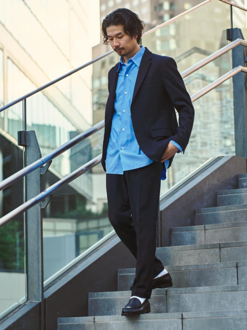 ブルー系のシャツ/ブラウス、ブラック系のローファー、ブルー系のセットアップを着用したメンズの秋コーディネートの1枚目の写真